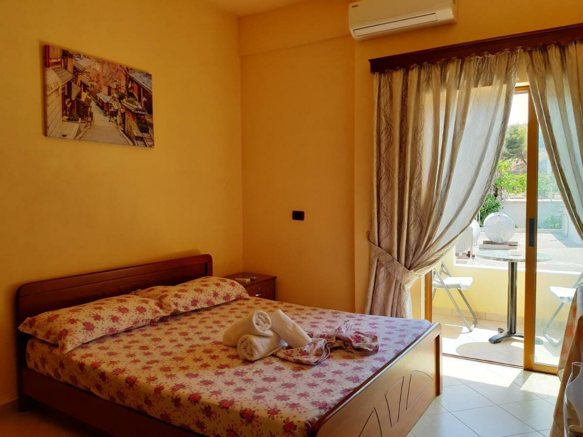Rama Apartments Sarande Bagian luar foto